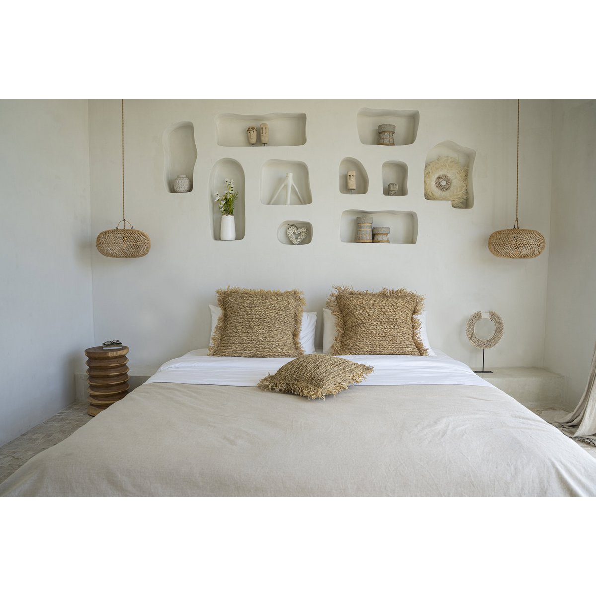 Serene kandelaar van terracotta met rotan