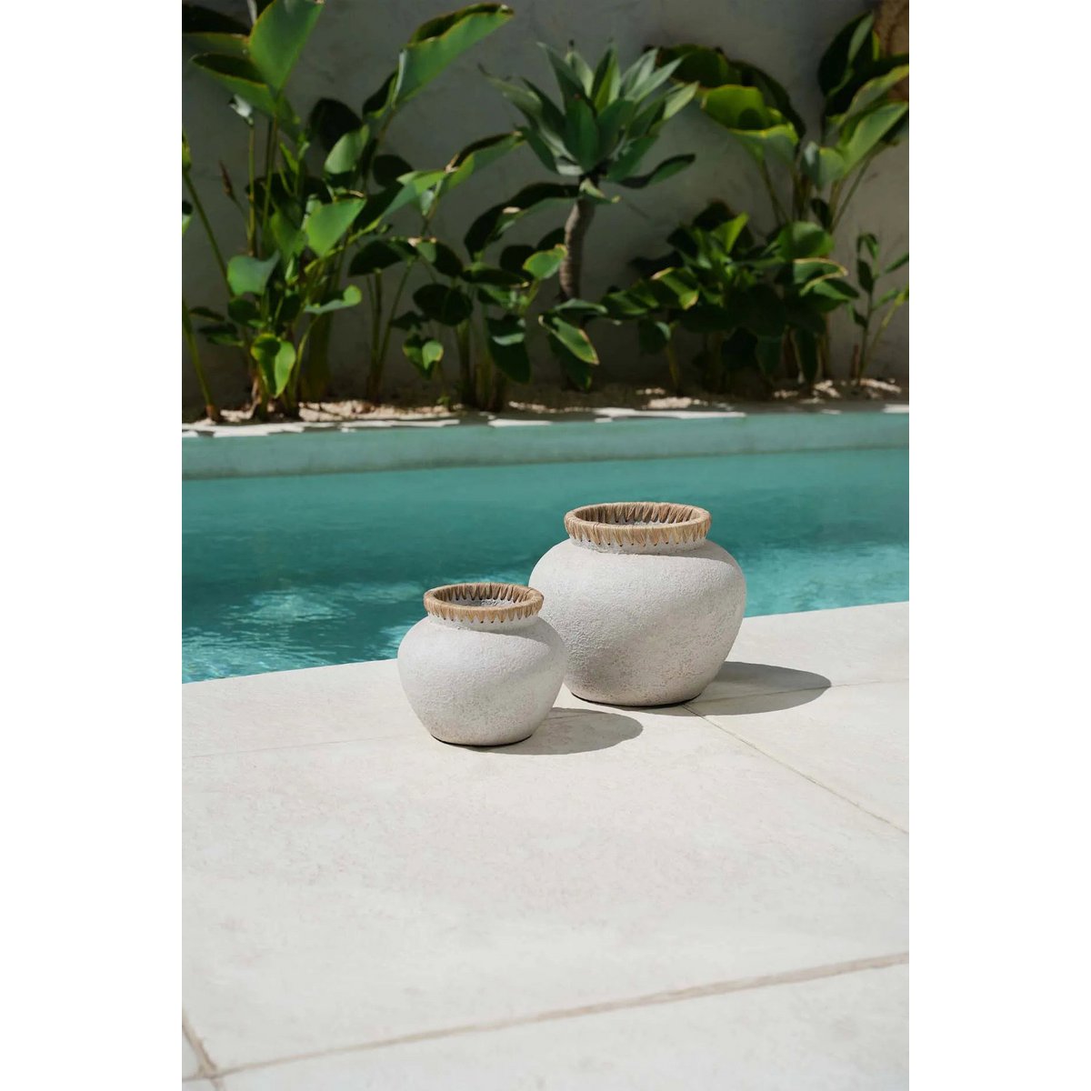 Styly terracotta vaas met raffia