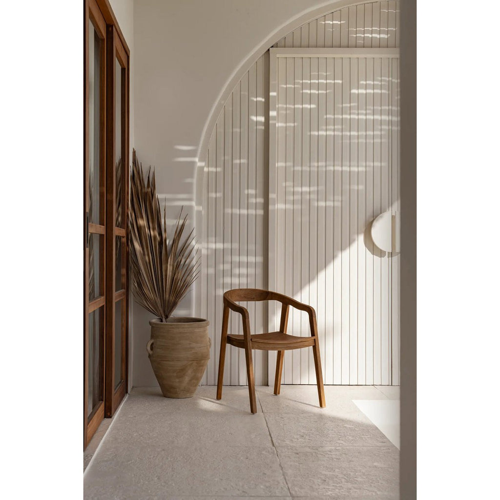 Nihi Oka stoel van teakhout