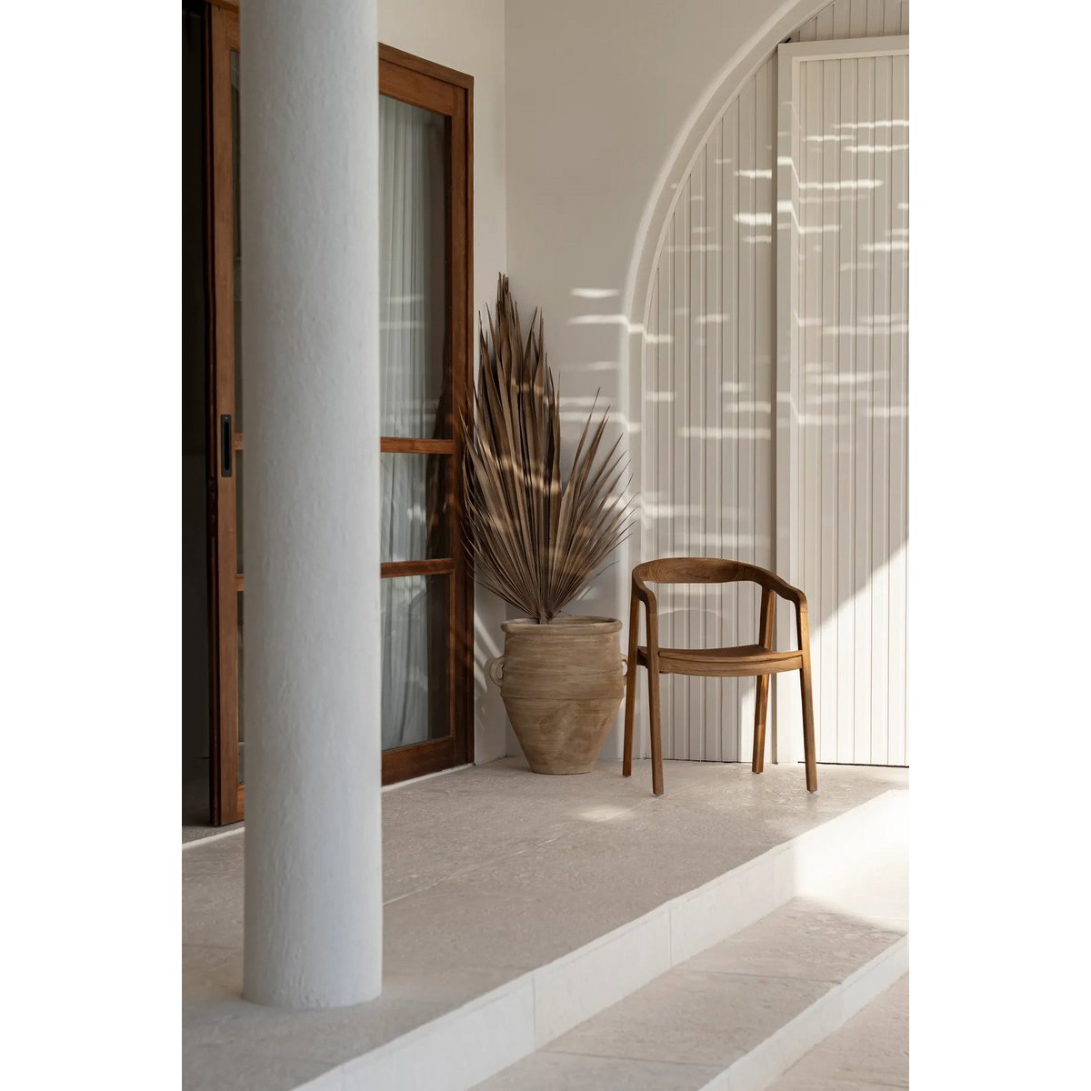 Nihi Oka stoel van teakhout