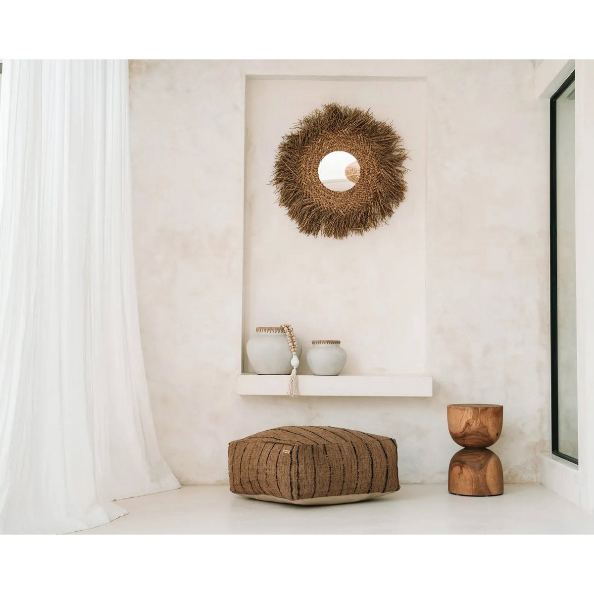 Styly terracotta vaas met raffia