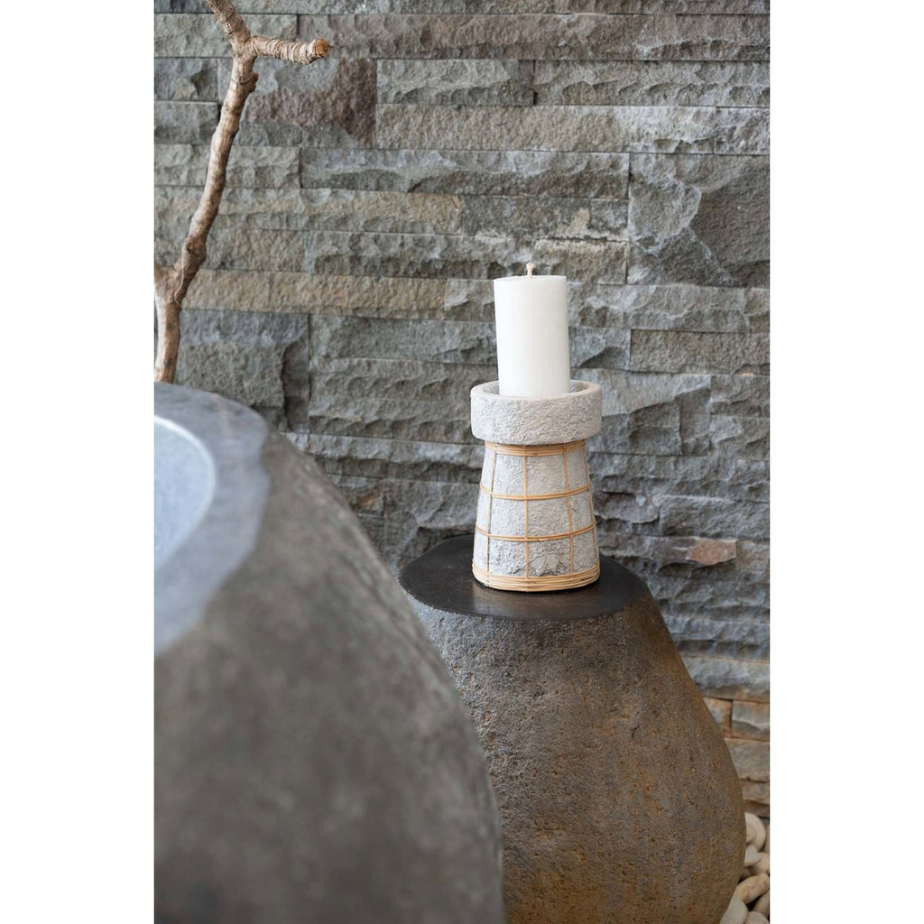 Serene kandelaar van terracotta met rotan