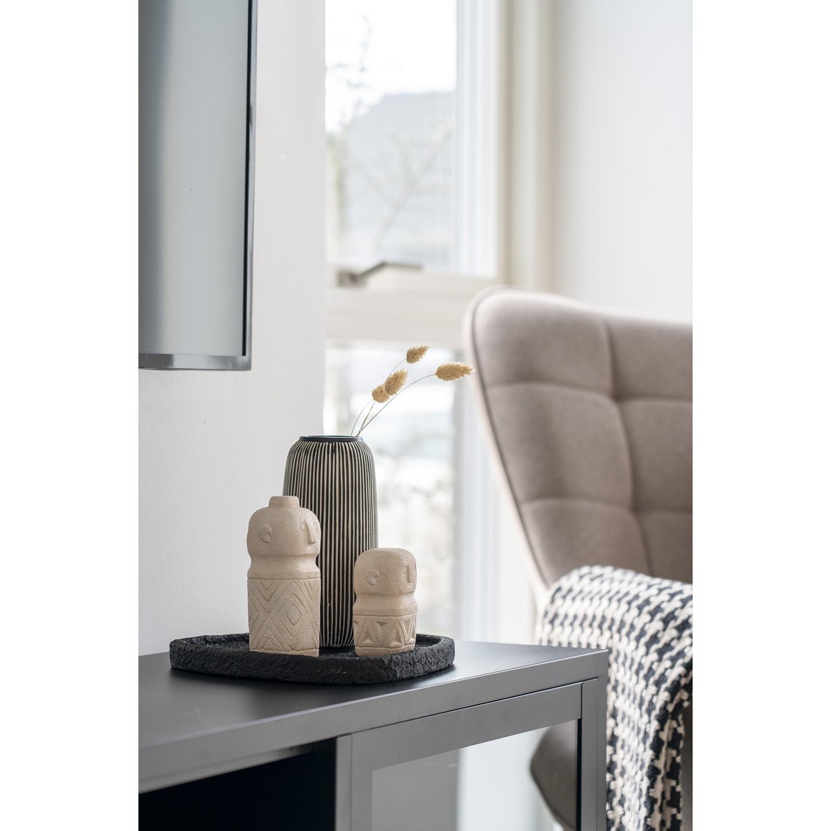 Zwart-Witte Kalkstenen Vaas met Grafisch Strependessin