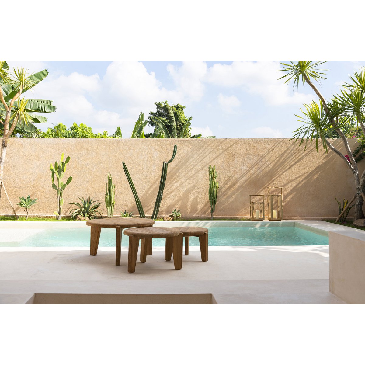 Driepotige salontafel van teakhout